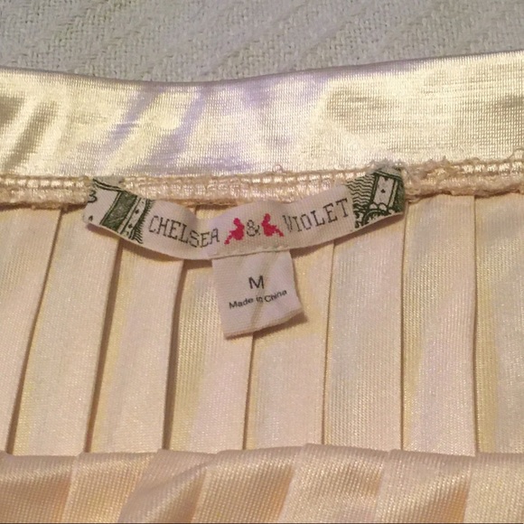 Beautiful Cream Pleated Skirt - Size Medium - Picture 4 of 4